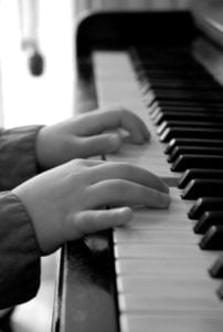 hand-piano-1431977